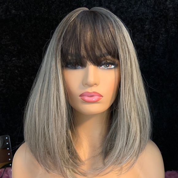 😊 “Put On & Go”  Ash Grey Synthetic Wig with Bangs for Events - Picture 4 of 5